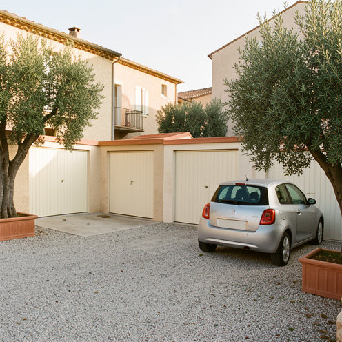 Places de stationnement et boxes de rangement propres dans un environnement méditerranéen près de Vidauban.
