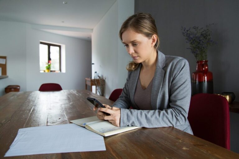 Propriétaire consultant une simulation financière pour évaluer la rentabilité et la fiscalité d’un investissement locatif meublé.