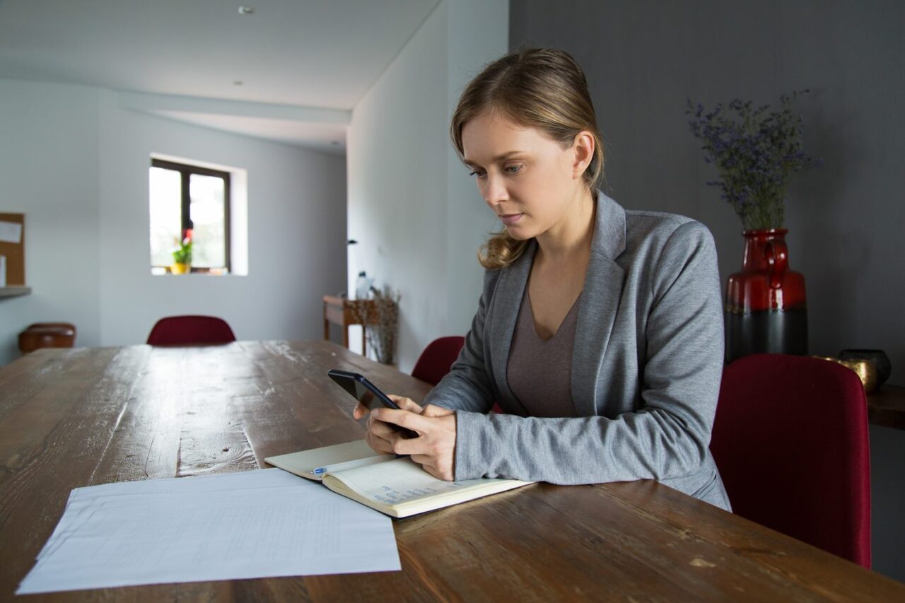 Propriétaire consultant une simulation financière pour évaluer la rentabilité et la fiscalité d’un investissement locatif meublé.